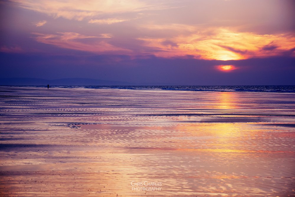 ChrissCharless's tweet photo. Sunsets down at Findhorn Bay are just amazing! I cannot wait for the longer days to come around again. #StormHour #ThePhotoHour @MoraySpeyside @VisitScotland #Sunests #Scotland https://t.co/0xUe0F4Kgw