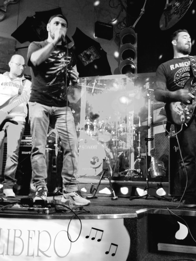 JoelSepelJOELSE's tweet photo. #SMULive #SMUCasarile #CrumbleNot #crumblenotlive #hardrockband #joelse #JOELSEPEL #joelsepel #Performer #PlayingLive #joelesepel #cantadorrockero #joelesepel #JOELSE #ROCKSINGER #ROCKEROS #cantanterock #ones #MUSICOS #musicistirock #CrumbleNotOnStage #Composers #Leaders #OnStage https://t.co/84AfSUT4ka