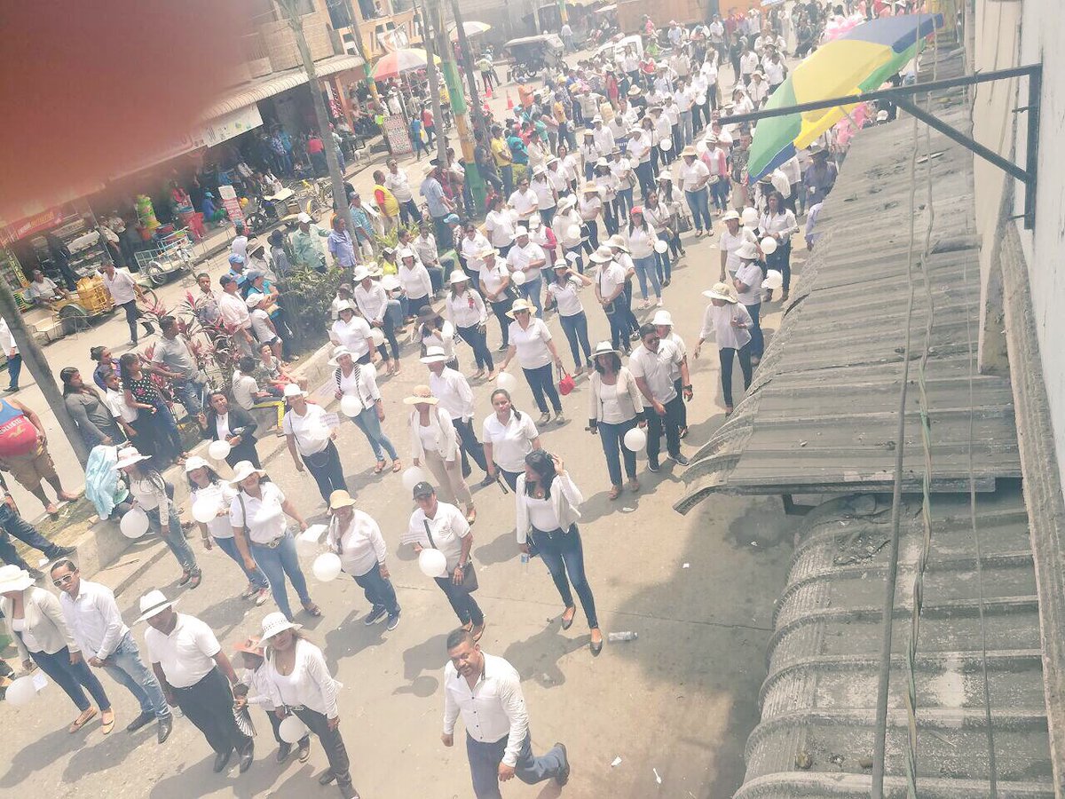 RedMaestrxsZ5's tweet photo. Desde #Salitre la #MareaBlanca de @RedMaestrxsZ5 comandada por @josemunoz816 saluda a este rincón del Ecuador por sus 58 años de cantonización https://t.co/oRAWDtzOOL