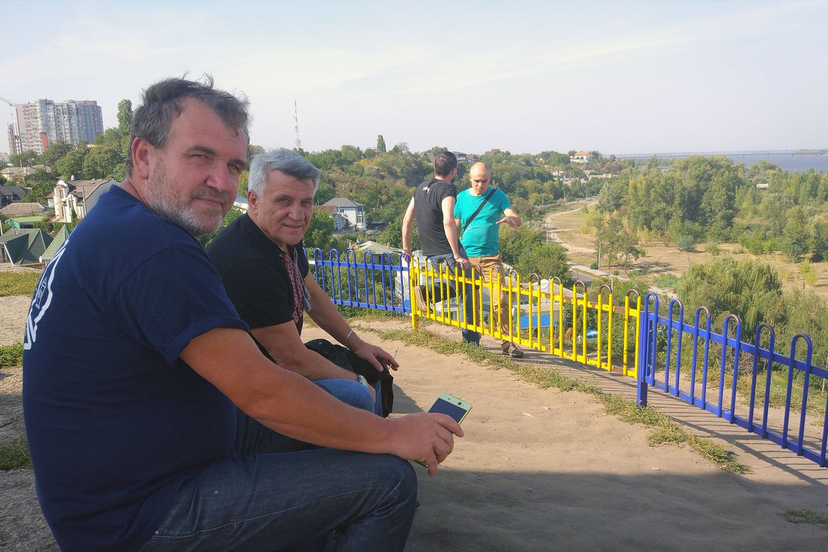 UkrainianMovies's tweet photo. Костянтин Лінартович, Валерій Ямбурський, Аркадій Непиталюк, Яків Ткаченко на пагорбі Слави, Черкаси.
#obriy #ukrainianmovies #кіно #українське #черкаси https://t.co/Ik2nRnf7AL