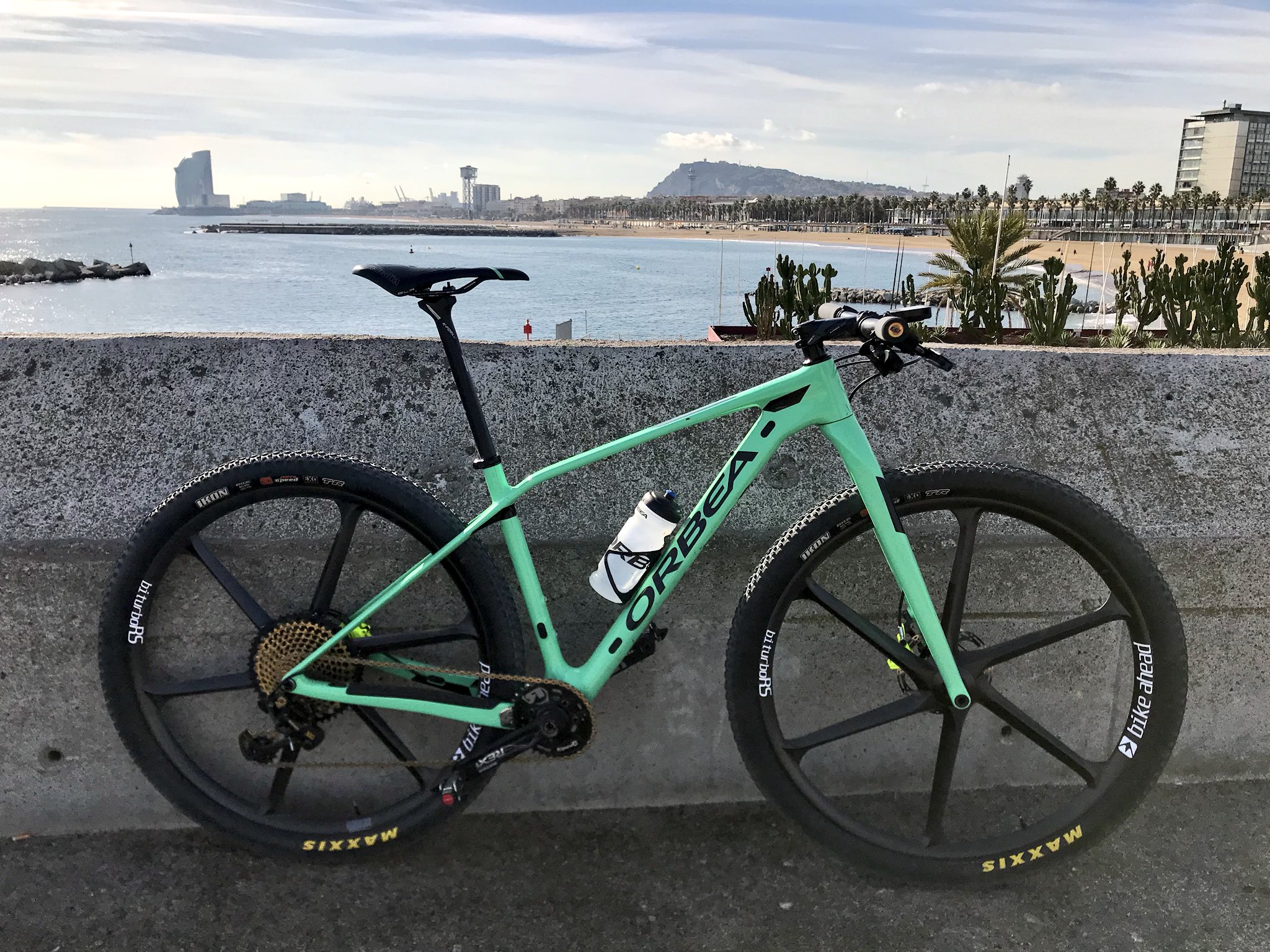 Twitter 上的 Aleix Espargaró："Sin duda, mi bici Os gusta? / My favourite bicycle without any doubt! Do u guys like? @Orbea https://t.co/I4gYTppq9o" / Twitter