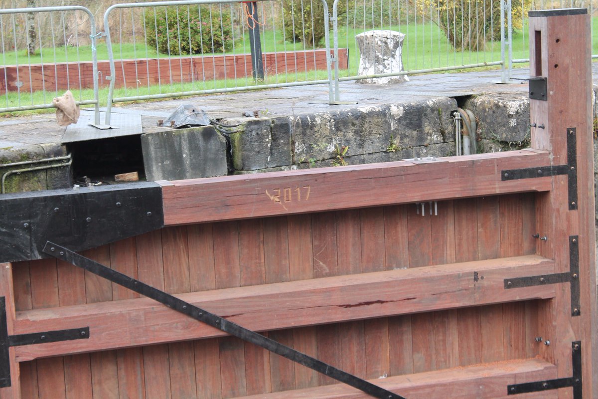 PlasticPostBags's tweet photo. ongoing Replacement of the lock gates at #Roskey https://t.co/lcFv3sqfVz