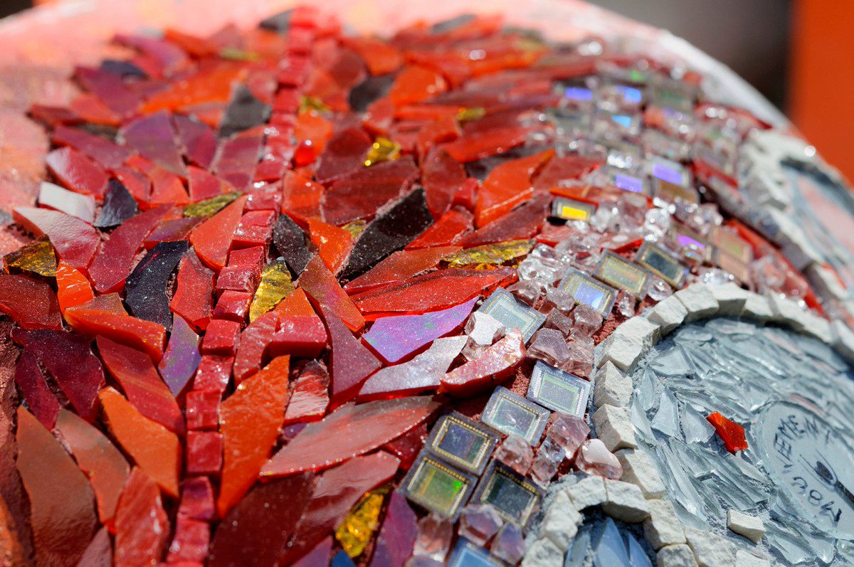 Fonds_Mica's tweet photo. Après l'installation de la sculpture Ino-Via, @Fonds_Mica espère pouvoir concrétiser en 2018 un nouveau projet : une oeuvre de Corinne Chaussabel mêlant mosaïques anciennes et composants informatiques, un bel exemple de mélange d’art et de nouvelles technologies. Soutenez-nous ! https://t.co/l6k3R8Nd4p