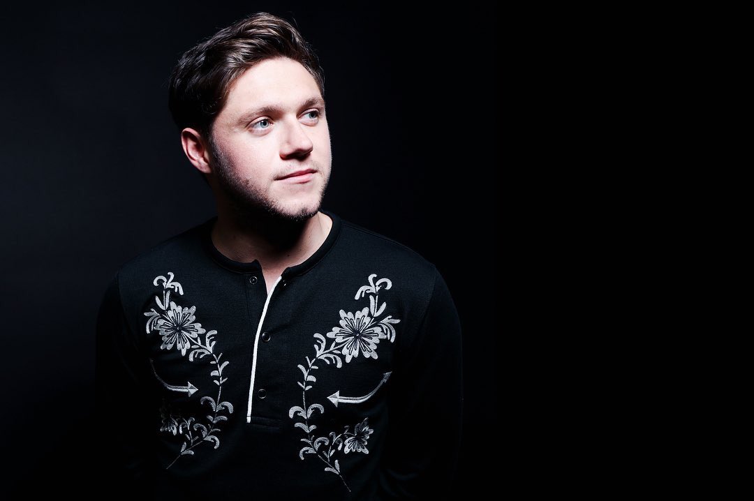 lasgrowns's tweet photo. Niall con su premio en los #AMAs 😍😍😍

(Via gettyimages) https://t.co/tWQJ6g2LMZ