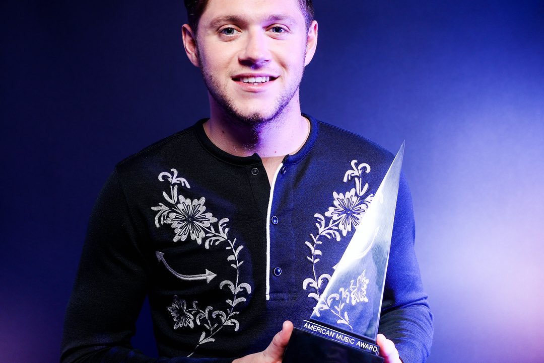 lasgrowns's tweet photo. Niall con su premio en los #AMAs 😍😍😍

(Via gettyimages) https://t.co/tWQJ6g2LMZ