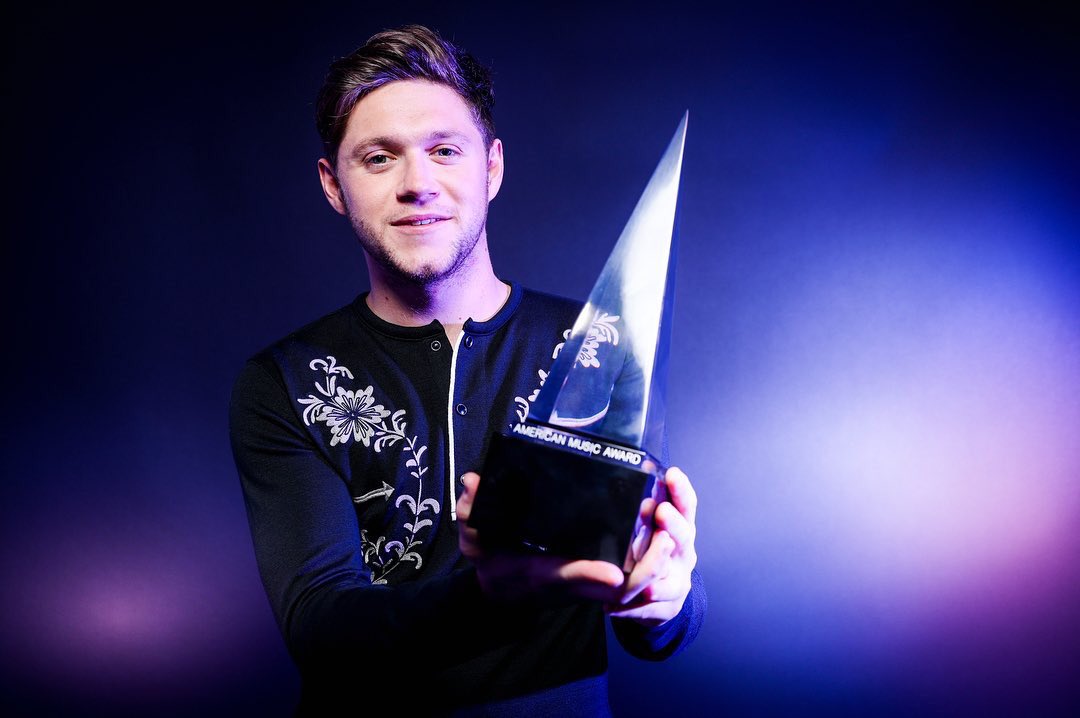 lasgrowns's tweet photo. Niall con su premio en los #AMAs 😍😍😍

(Via gettyimages) https://t.co/tWQJ6g2LMZ