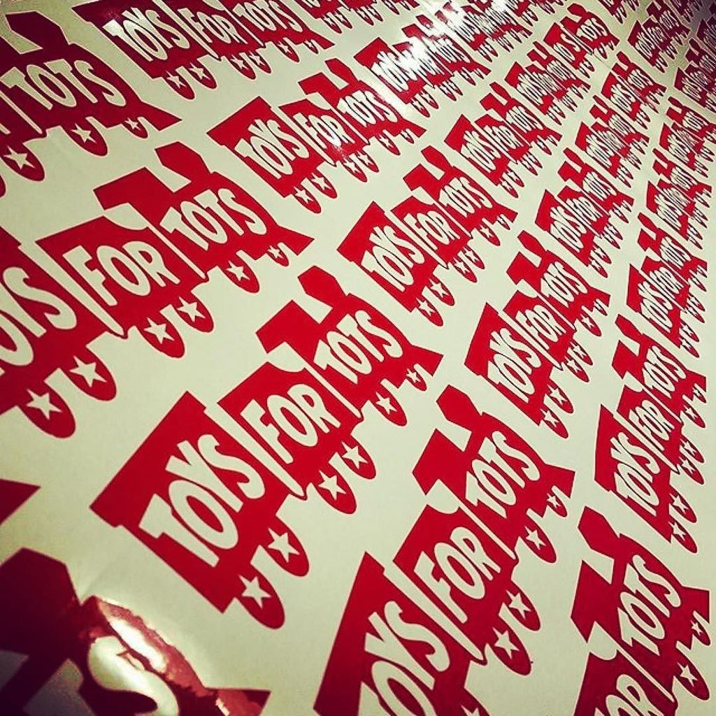 ORAFOL_Americas's tweet photo. Decals for daayyss. 😉 We love seeing our products used for such a worthwhile cause!
Product: ORACAL 651
Photo from: @iconic_graphix
.
#toysfortots #oracal #oracal651 #vinyldecals #decal #decalsfordays #charity #holidayspirit https://t.co/dNMMP9WRlR https://t.co/uKC38XbDwK