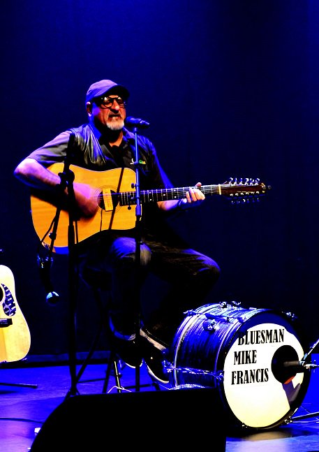 MABSFest's tweet photo. @themet Then there was the European Awards results (schhhh!!) followed by a great set by @BluesmanMikeF &amp; Andy C of @sistersingrease #Blueshour https://t.co/ww7N1p649y