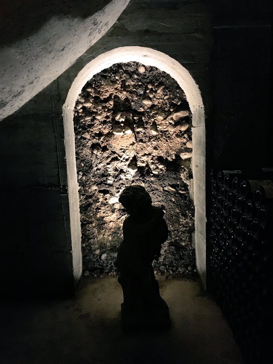 KathrynAndersen's tweet photo. A lesson in Chateauneuf: from 2016 in foudre back to the 2000 Rouge and 2001 Blanc at Clos des Papes https://t.co/V3nvKakQYh