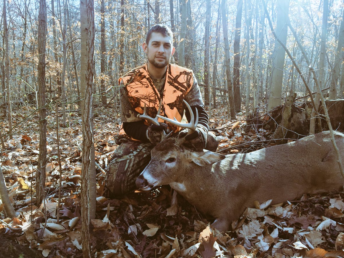 _Bennyrogue's tweet photo. 9pt. Not the biggest boy on the block but a trophy none the less! #ohiohunt #outdoors #whitetail #shotgunhunting https://t.co/Jq5ORzIFJ3