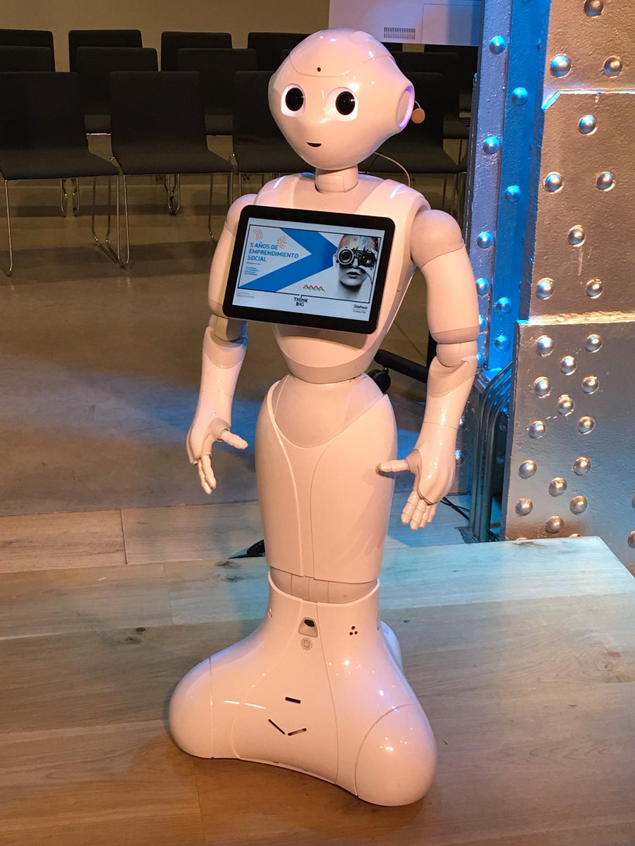 PepperoniRobot's tweet photo. Hoy lo he pasado genial ayudando a mi amiga @Laura_Castela a presentar el #DemoDayTB @thinkbigjovenes 5 años de emprendimiento social @fundacionTef #thinkbigjovenes #conectaempleo #pepperrobot #meetpepper https://t.co/qL3IqNUzW1