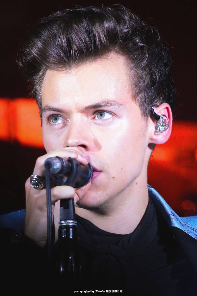 harryswaist's tweet photo. Please vote for this darling and show your love 
#ARIASHARRYSTYLES https://t.co/5lJ1To737k