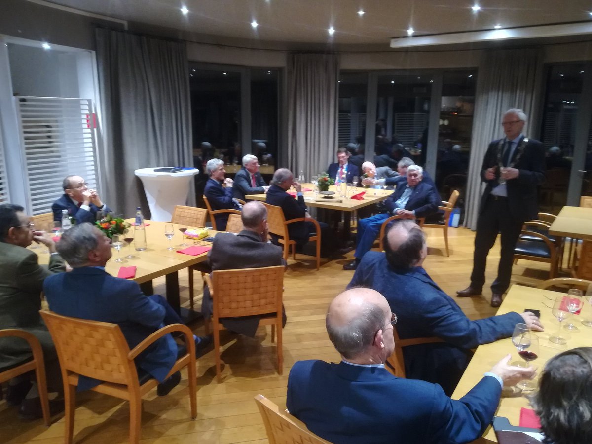 RotaryGenval's tweet image. Lors de sa visite annuelle, notre gouverneur Remy Mannès nous entretient avec sérieux des sujets d'actualité. L'auditoire est toute ouïe !