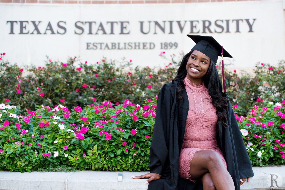 PaigiePaige1's tweet image. I cannot believe that in 19 days I will be graduating from Texas State University with a BA in Political Science👩🏾‍🎓. I love the woman I have become and I know God isn’t done with me yet! Up next is Law School! ⚖️✨#TXST17 #issagraduate
📸#DeRouenPhotography