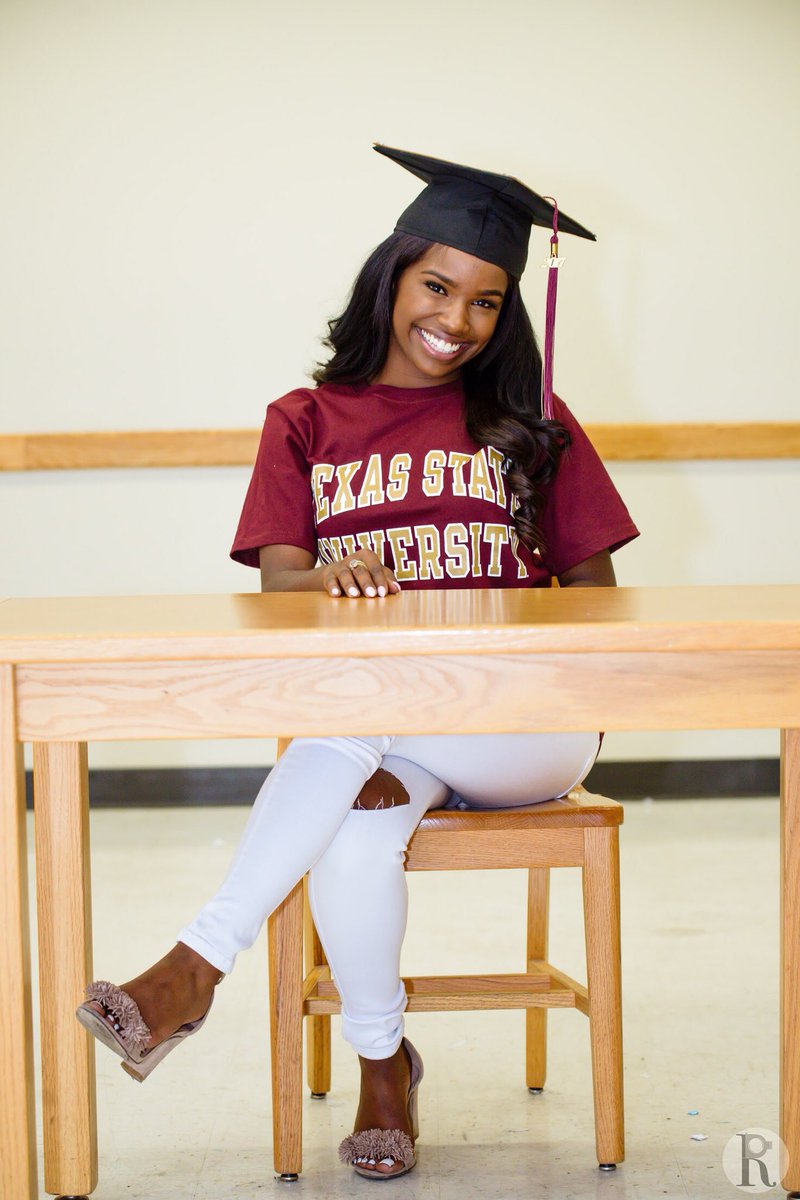 PaigiePaige1's tweet image. I cannot believe that in 19 days I will be graduating from Texas State University with a BA in Political Science👩🏾‍🎓. I love the woman I have become and I know God isn’t done with me yet! Up next is Law School! ⚖️✨#TXST17 #issagraduate
📸#DeRouenPhotography