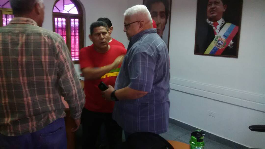 gabelorangel's tweet photo. En estos momentos con el compañero Eder Vielma Administrador de la alcaldía bolivariana de San Francisco y el equipo político organizando todo para la inauguración del Comando de Campaña Zamora200 Petrolero, garantizando la victoria popular este #10Dic  #OmarEsFuturoSeguro https://t.co/ZGsIgIz881