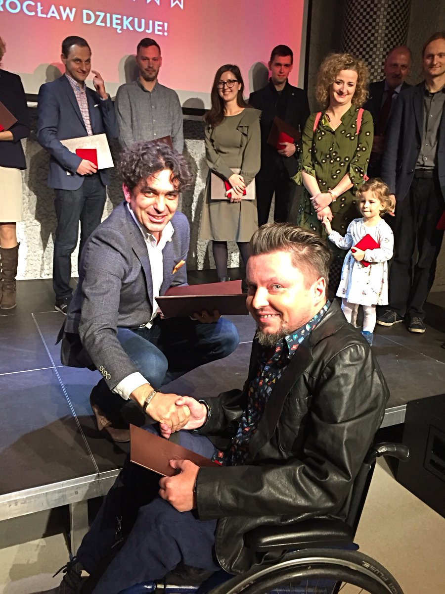 BartSkrzynia's tweet photo. #Prezydent #Wrocław.ia @dutkiewiczrafal wręczył dziś z Krzysztofem Majem pamiątkowe medale @Wro2016 fajnie było współpracować podczas obchodów #Wro2016👉współtworząc przestrzenie #bezbarier obiekty, #knowhow zostaną na lata https://t.co/scpCLhOEHg #wroclaw https://t.co/4hJquP3SJI