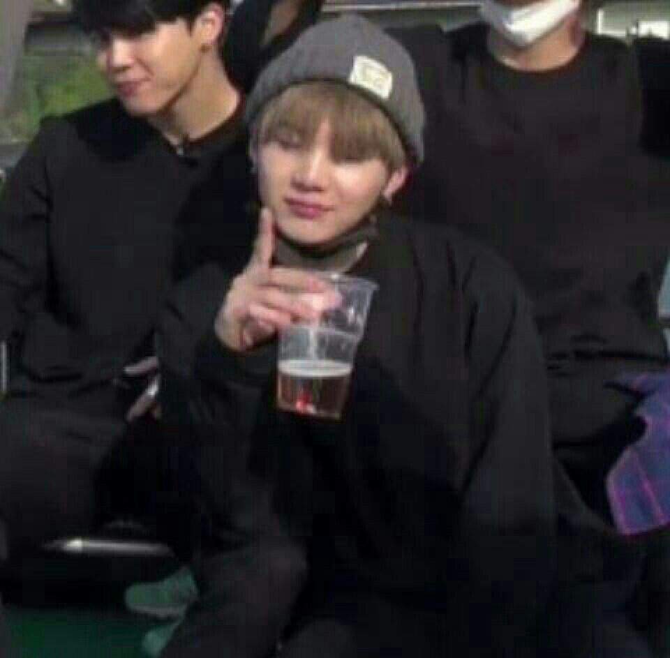 Kim_sweet_oppa's tweet photo. Бухающие бантаны как смысл жизни
#BTS #BTSDNAonM1 #BTSLoveMyself #BTAxAMAs #BTSARMY #btsrus #BTSBBMAs #BTS_twt #btsmemes #БТС https://t.co/y0dlUvzaGY