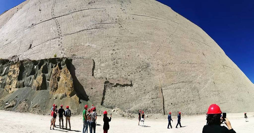 explore_bolivia's tweet photo. Welcome to #CalOrcko 😍 the #CretacicPark in #Chuquisaca! Over 12000 footprints of #dinosaurs, largest in the world 😎 Bienvenidos a #CalOrcko y la colección de huellas de dinosaurios más grande del mundo! #unboliviable 😄 #Bolivia tiene tanto por explo… https://t.co/2ckIcfmfk5 https://t.co/vDyHvlwTD2
