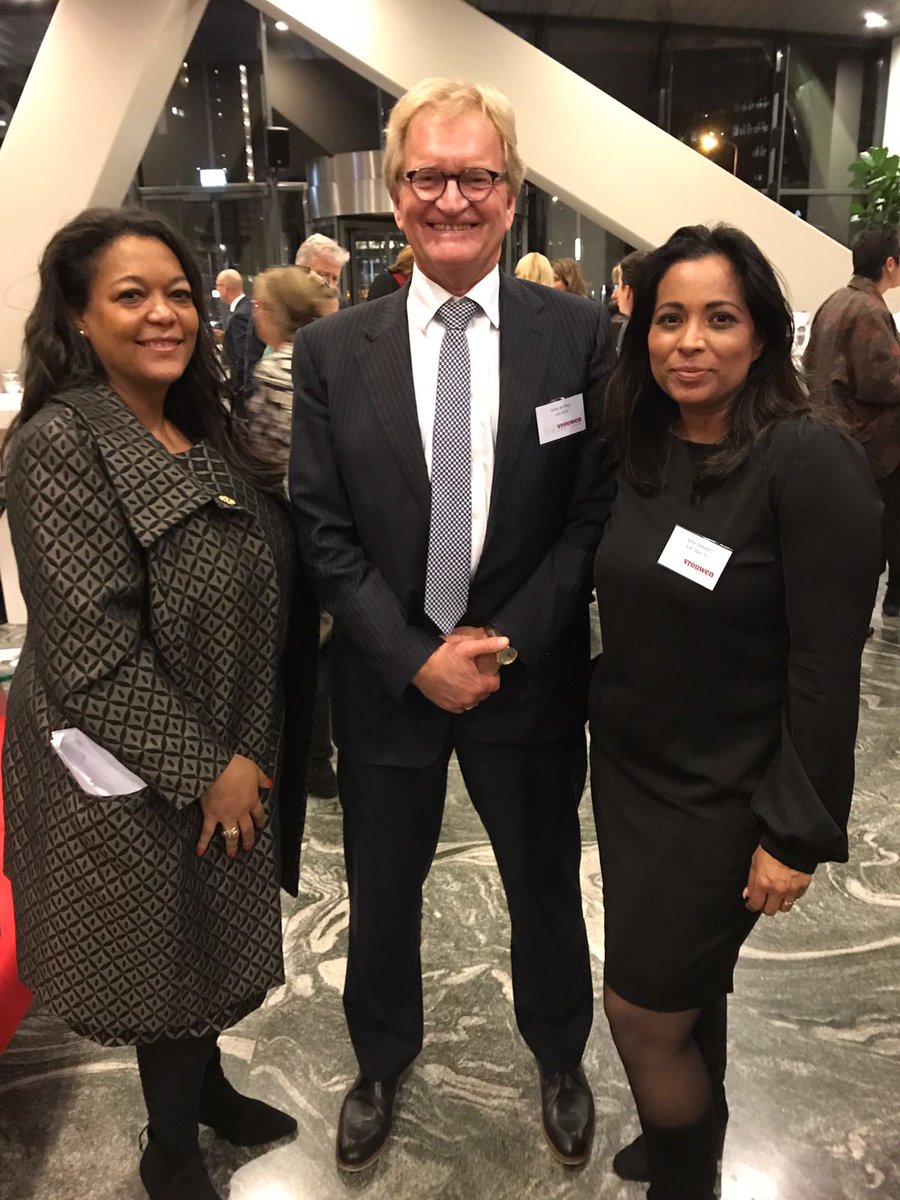 Topvrouwen &amp; Tech event. Spreker Mary-Jo de Leeuw, specialist Cybersecurity van @r3vn3xt Gespreksrondes met bestuurders met Artie Debidien van @NIBC_Bank
Hans de Boer, voormalig lid RvT EZVN, feliciteert winnaressen awards 2017. 
<a href="/topvrouwen_nl/">Topvrouwen.nl</a> @ArtieDebidien  <a href="/VNONCW/">VNO-NCW</a> <a href="/NHolwijn/">N. Holwijn</a>