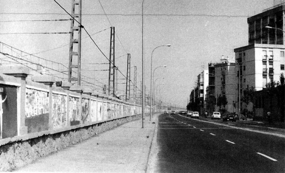 SevillaInsolita's tweet photo. La por entonces estrecha calle Torneo con el muro ferroviario de la estación Plaza de Armas.

Año 1989. https://t.co/fdokn5NbuB