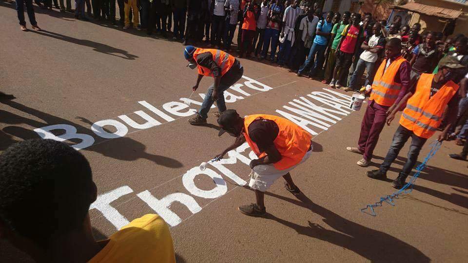 Farida_N's tweet photo. Youths in #Burkina Faso have renamed the former colonial master Charles DeGaule Avenue to Thomas Sankara on this symbolic day of French president @EmmanuelMacron 's  visit. #Sankara #Africa #Faso https://t.co/hvjTnUQvaq