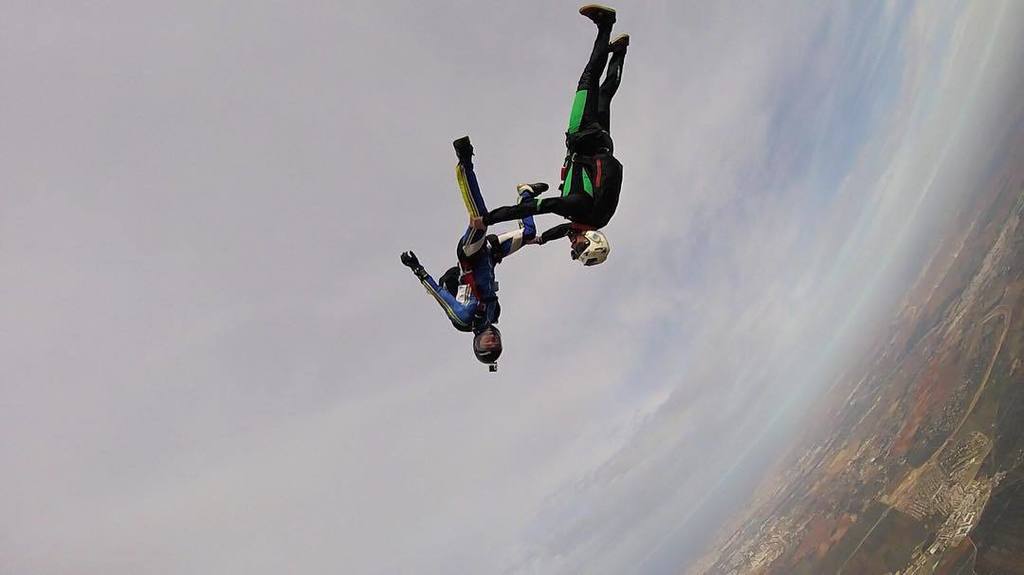 FlyNfriends's tweet photo. Flynfriends back in the #sky chllin’ a bit before the #affcamp2017 & #skillscamp2017 #skydiding #flynfriends #flytogether #flyfast #friends #fullspeed #tracking #angleflying #freefly #freeflygram #picoftheday https://t.co/7Dbx3rEtBz https://t.co/bUD0BshWfr