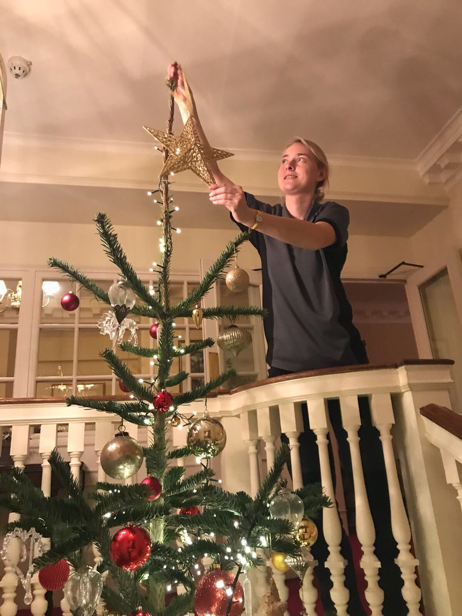 DarrenVenables's tweet photo. The final touches being added to one of our beautiful Christmas trees @chewtonglen @RelaisChateaux by Lucy and Corbins Florists @Mark_A_Bevan @GoStembo @AllThingsSpa @ChewtonCareers @TracyHantsFare @nakedjam @Alitex @TheKitchenatCG @Ed_Fitzpatrick @cgbartenders @autisticgardner https://t.co/yMk24jv9Ci