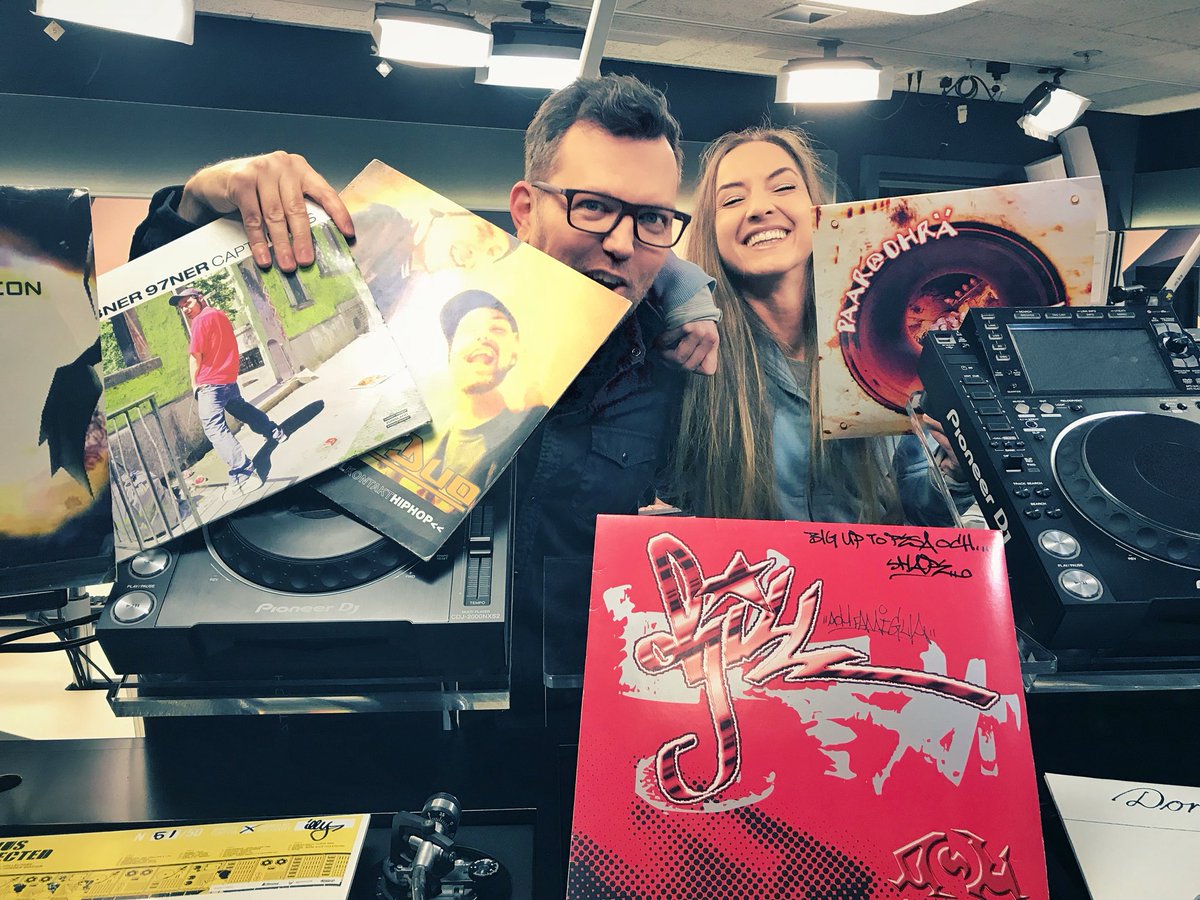 Die Vinyl-Woche auf @srf3 so richtig eingeläutet: 🇨🇭CH-Rap-Special🇨🇭 im #punktCH mit DJ Pesa &amp; <a href="/HanaGadze/">Hana Gadze</a> 👊🏻😍🙌🏻 #srf3vinyl 
Podcast is on!!!

srf.ch/sendungen/srf-…
