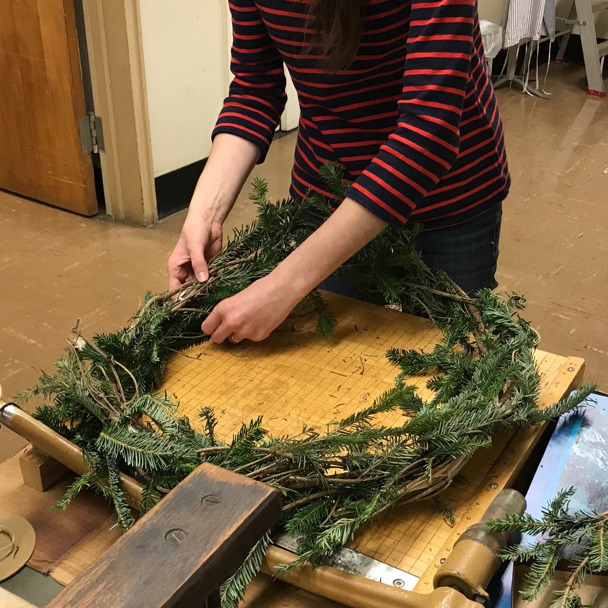 SBTSLibrary's tweet photo. Thanksgiving's over, so Christmas decoration is now in full swing. #itsarealtree #firreal #notwigleftbehind #realitree #ohchristmastree #rockinaroundthechristmastree #merrychristmas!

@SBTSLibrary with @BerryDriver @agwinters @OsterdayChristi

@SBTS https://t.co/ILrVuDQVSD