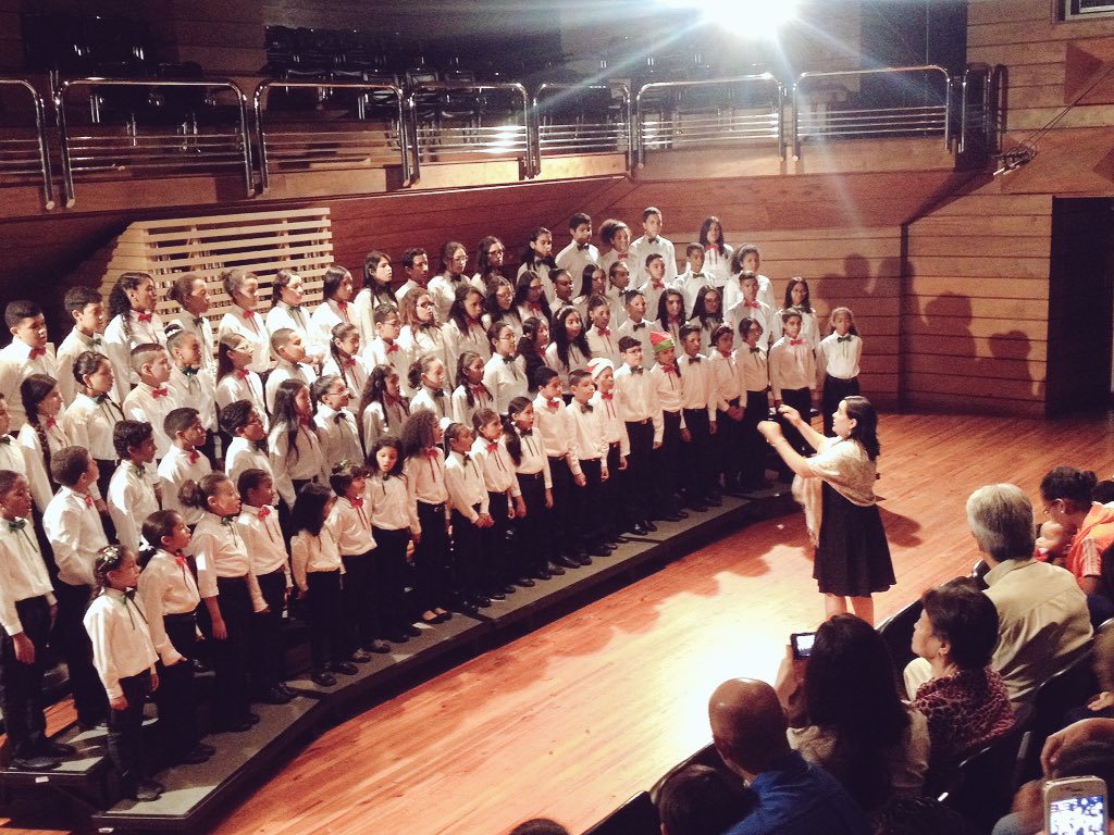 Los Niños  Cantores de Venezuela en su concierto de Navidad .