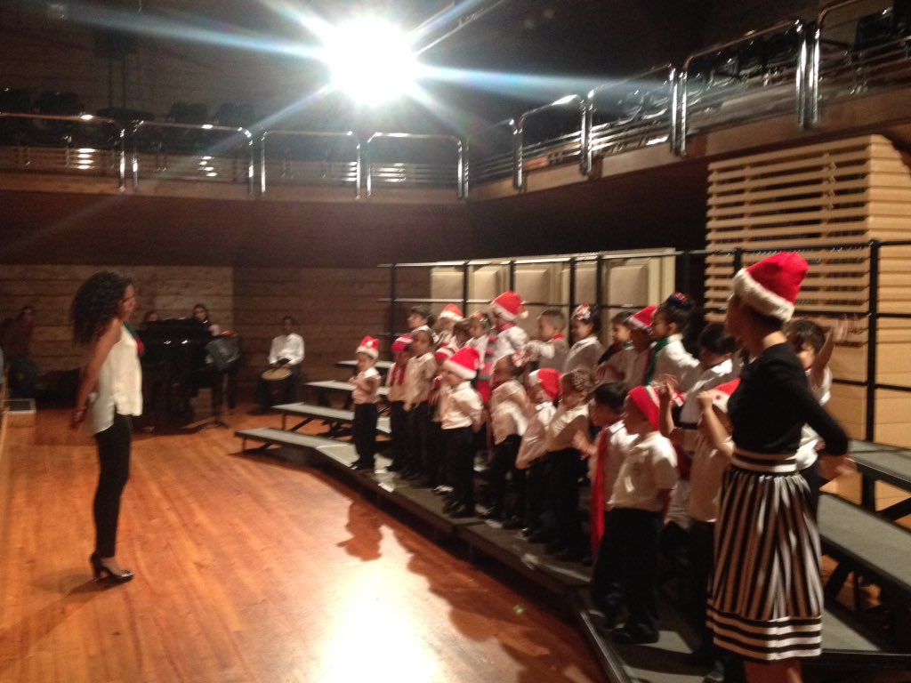 El coro de iniciación musical en su concierto navideño el dia de hoy ! Bravo a los consentidos de la casa .
