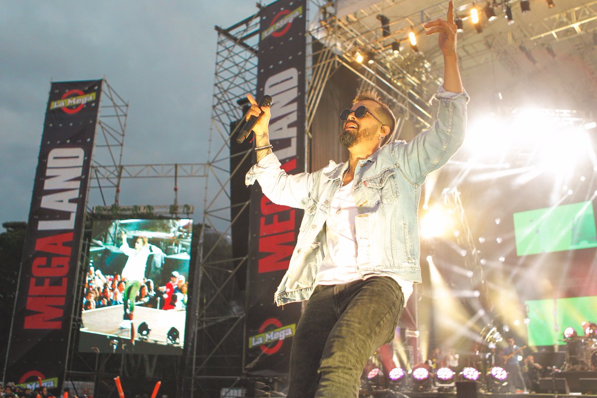 LaMega's tweet photo. Gracias @MikeBahia y @Greeicy_rendon por estar en #Megaland2017 https://t.co/CNW39ghhXo