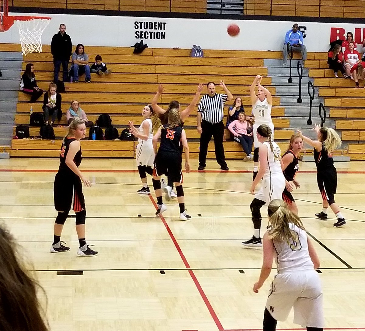 NHSTracknField's tweet photo. It's a win! @NeoshoGBB @NEOSHO_AD https://t.co/IhjyXzqrOx