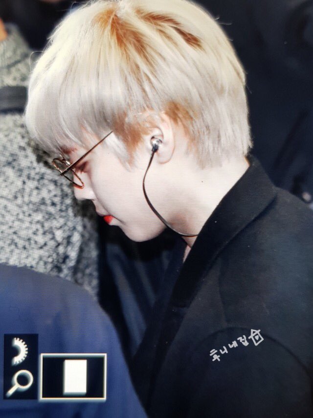 Hoonee_home's tweet photo. [프리뷰] 171128 박지훈 :: 김포공항 출국 

아침부터 미모가 대단한 지후니😍💘
안경쓴거 너무 이쁘다😭💕

너무 늦었지만 저도 프리뷰😅

Thanks for the photos!! 🙆🏻 https://t.co/2LItgZLaHY