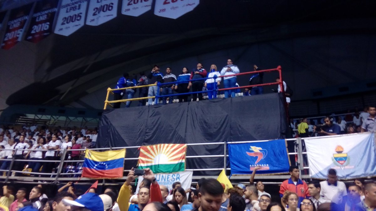 antequerasan's tweet photo. Mas de 70 Universidades del País presenciaron la Inauguración d los XVIII #JuvineuLara2017 Nuestra #UTDFT Present @NicolasMaduro @hugbelpsuv https://t.co/LLGLc94CGM
