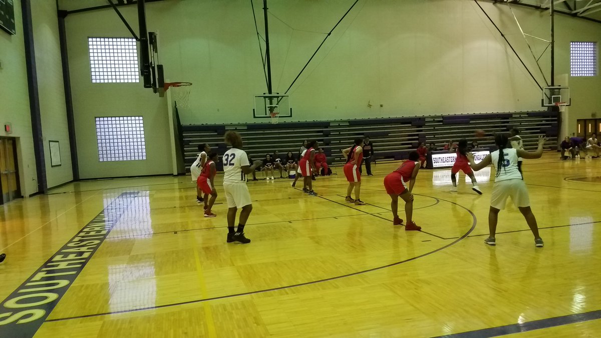 SE_Jungleers's tweet photo. The Lady Jungaleers too of the 2017-18 campaign against Detroit Community #3030 #WelcomeToTheJungle #MHSAAGBB https://t.co/Qwtkn9mn53