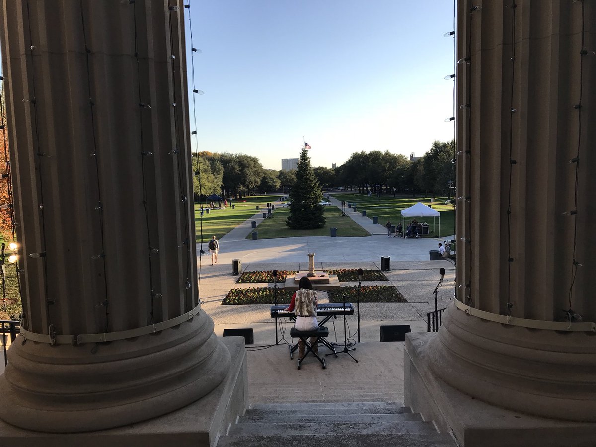 msphilpott's tweet photo. Rehearsal for #SMU Ceremony of Lights. Come see musical performances and the unveiling of festive lights on #Dallashall Lawn tonight!! #smup1 #ChristmasTraditions https://t.co/yhgXWUegWz