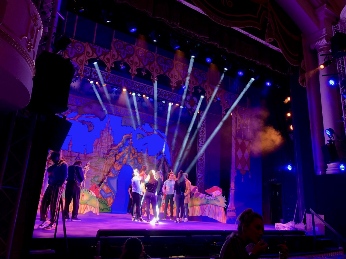 Long day of teching #sleepingbeauty at <a href="/TheatreWindsor/">Theatre Royal Windsor</a> Now for some much needed sleep before we do it all again tomorrow 😜 #windsorpanto