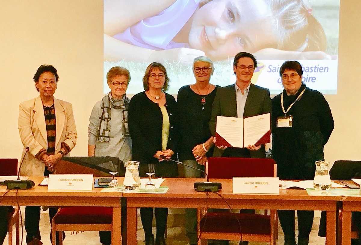 stsebsurloire's tweet photo. Signature de l’adhésion de @stsebsurloire à « Ville pour la vie, Ville contre la peine de mort » avec @ACAT_France et @amnesty #SaintSeb #CMSSSL https://t.co/256mu0aZWR