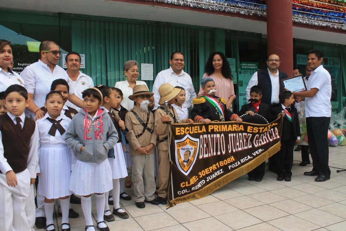 TodosSomosPR's tweet photo. #PozaRica Entregaron reconocimientos a las escuelas que participaron en el desfile deportivo del 20 de noviembre #TodosSomosPozaRica  https://t.co/AFr5SJKskW https://t.co/IZwu9p7IxL