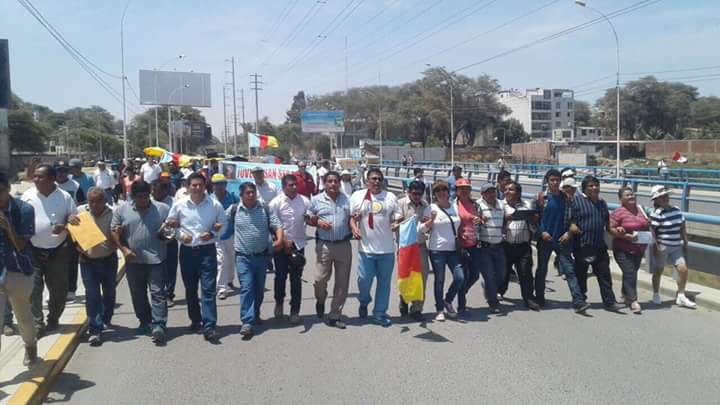 Mela_Svelarde's tweet photo. Paro regional parcial y movilización ciudadana por las calles de #Piura. A 8 meses de la inundacion, cada vez es más fuerte el rechazo de los piuranos, dirigentes, movimientos, hacia una Reconstrucción mal dirigida y contra la corrupción. #APiuraSeLeRespeta
@vigiliapiura https://t.co/SUatAhCMB1