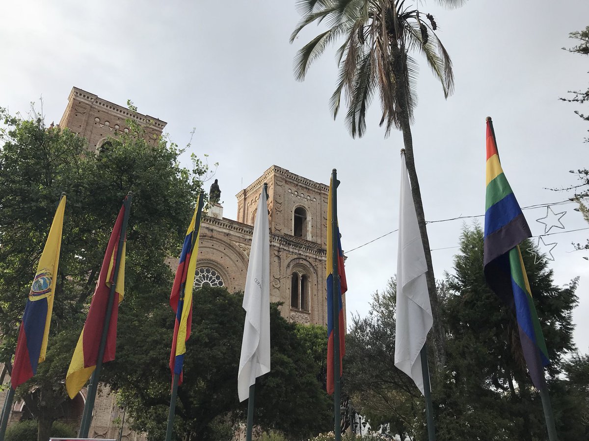 SendasEcuador's tweet photo. Se iza la bandera de la diversidad en el #ParqueCalderon parque central de #Cuenca #NiCriminalesNiIguales https://t.co/dr5SA9qVAv