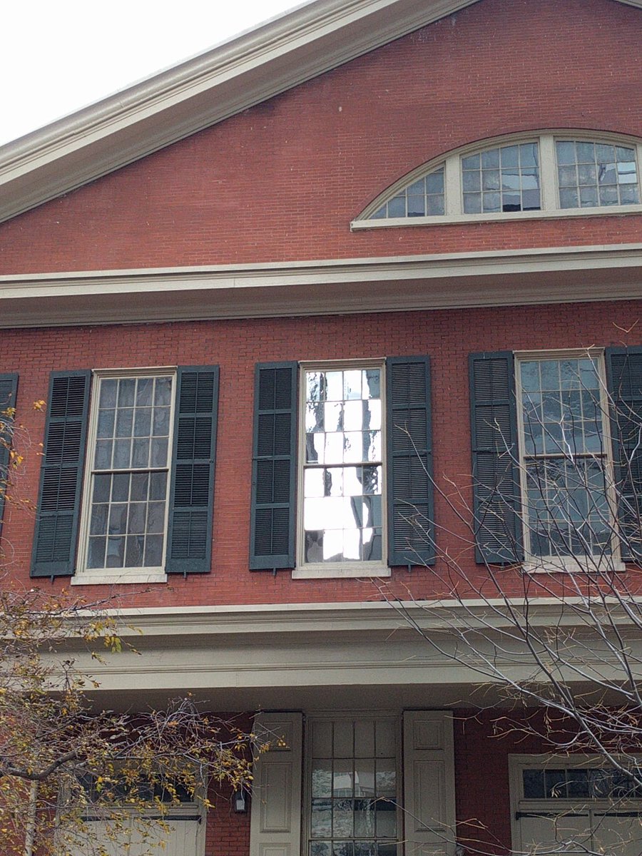 FriendsCtr's tweet photo. Checkerboard effect of light reflecting off the window of the #historic Race Street #Quakers Meetinghouse.
#CenterCity #Philly #historiclandmark #InnerLight #OuterLight #MindTheLight https://t.co/ZnHWUrTLYa