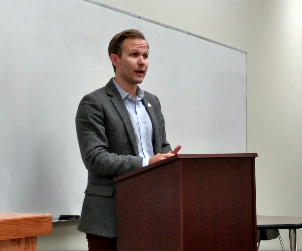 voiceofD's tweet photo. .@JR__Davis, talks with @ucabears  @UCAComm students about the gov't communication side of #arexecutions &amp; his day-to-day with Gov. @AsaHutchinson. Thanks for joining us! https://t.co/la3K5UrKB0