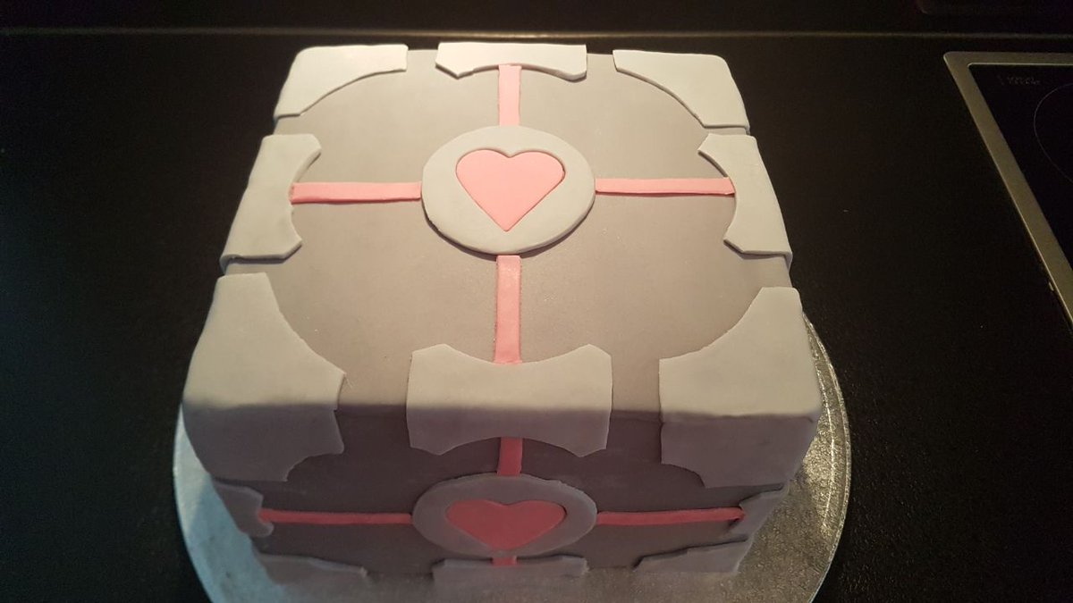 BetaGott's tweet image. Wenn der Kuchen keine Lüge ist.. Einen besseren hätte ich mir nich vorstellen können  &amp;lt;3 :) #Portal #CompanionCube
