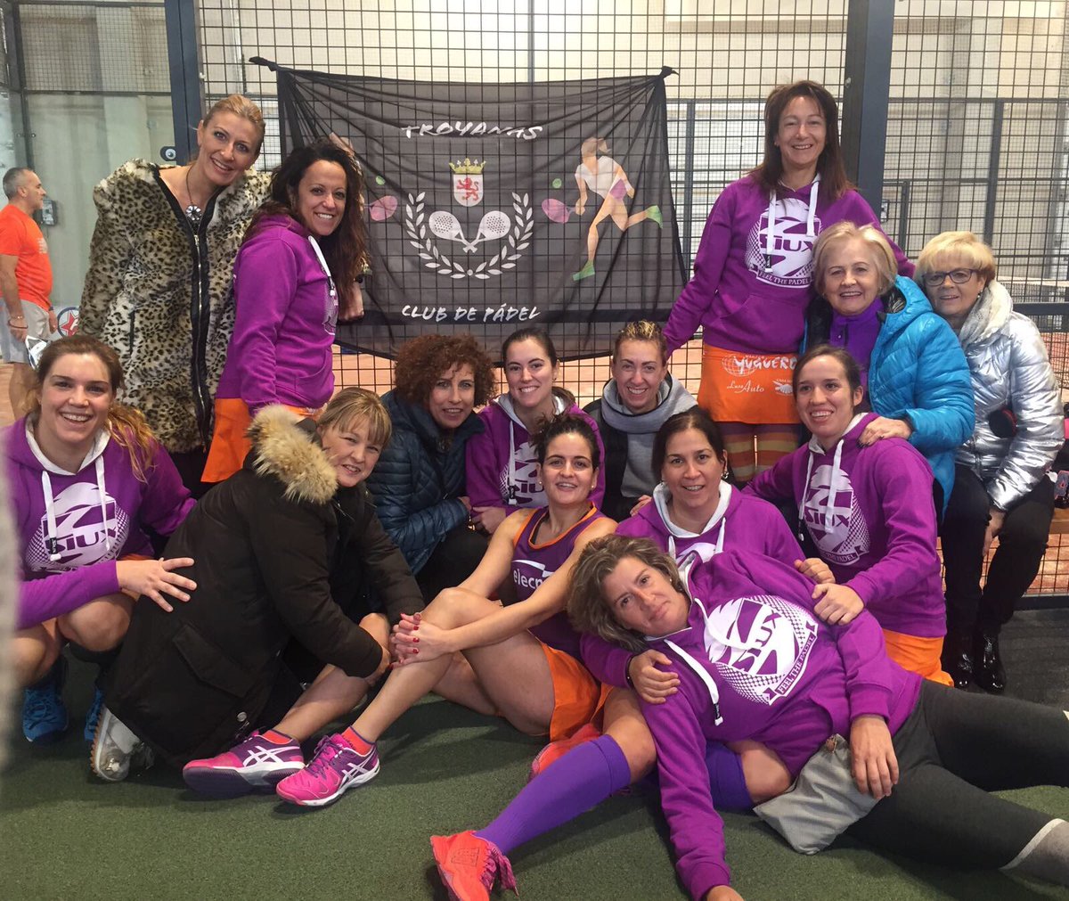 CtroyaLeon's tweet photo. 4ª jornada de ls #SNPadel ganada!!💪🏻 gracias a las chicas del Equipo Padel Park x acernos disfrutar d ls partidos! 👏🏼👏🏼👏🏼 https://t.co/vb87Scfaym