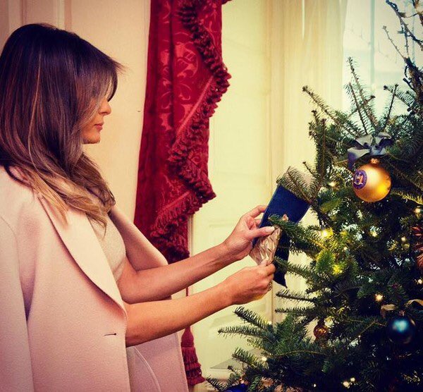 dhway's tweet photo. Why does she ALWAYS have a coat draped over her shoulders? If it's cold, put it on. If not, leave it off.  #melaniascoats https://t.co/0xNO65svDx https://t.co/g33EzjI4p3