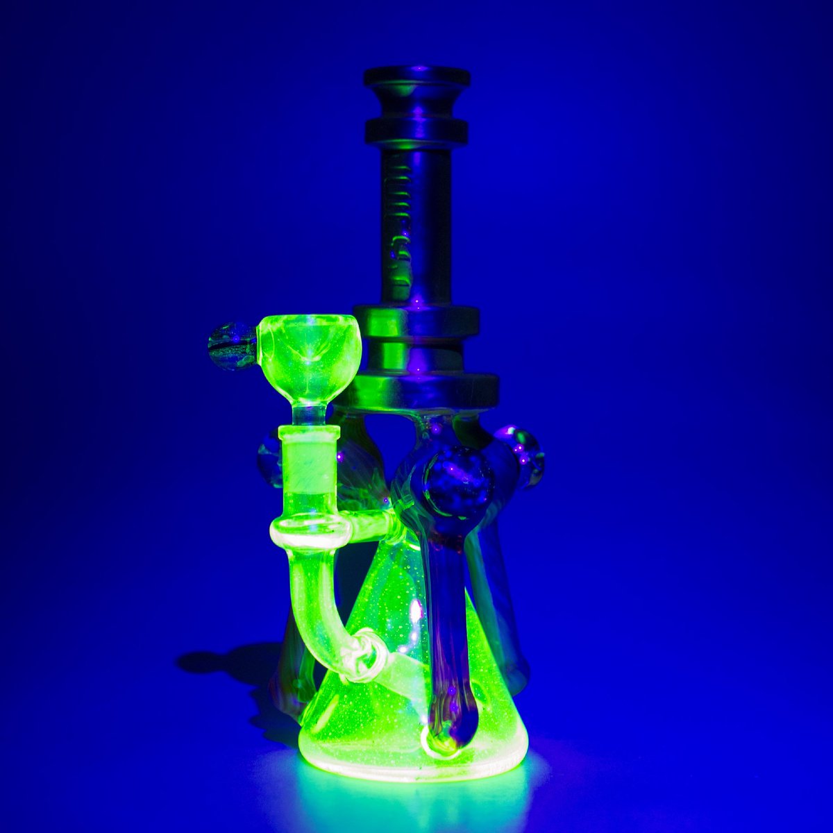 U.V #Diamond Trident. This bad boy has #24kGold with #3Diamonds and glows under U.V light. #issa bong #lit #handcrated #juicyj get yours at juicyjglass.com