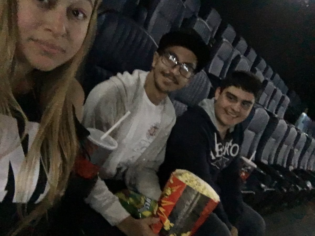 Jacquiemek's tweet photo. IT with these guys!🎈 You’ll float too!! September 10th 2017 https://t.co/3nc6datCVS